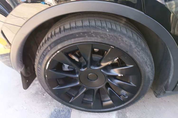 Used Tesla Model Y 2021 Long-Range All-Wheel-Drive Version Right Rear Wheel Hub