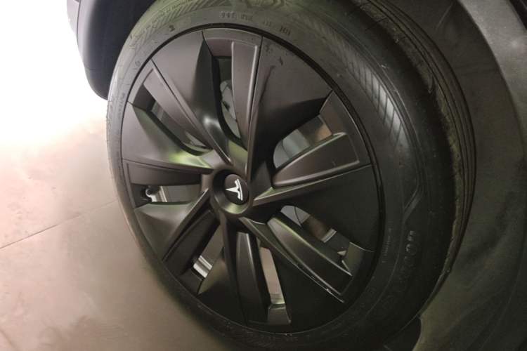 Used Tesla Model Y 2021 Standard Range Rear-Wheel Drive Version Right Rear Wheel Hub