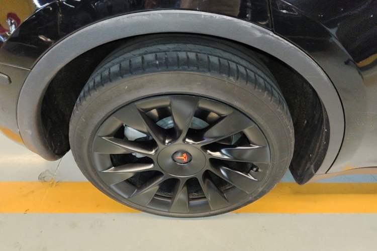 Used Tesla Model Y 2021 Long-Range All-Wheel-Drive Version 3D7 Right Rear Wheel Hub