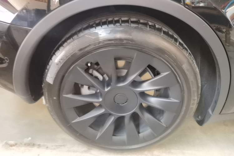 Used Tesla Model Y 2021 Standard Range Rear-Wheel Drive Version Right Rear Wheel Hub
