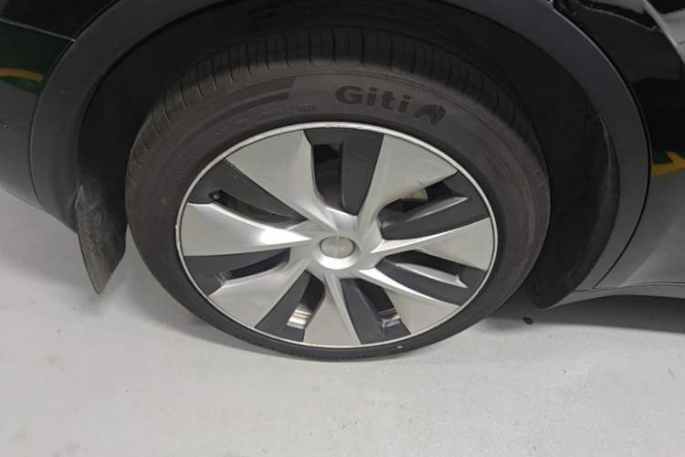 Used Tesla Model Y 2021 Long-Range All-Wheel-Drive Version Right Rear Wheel Hub