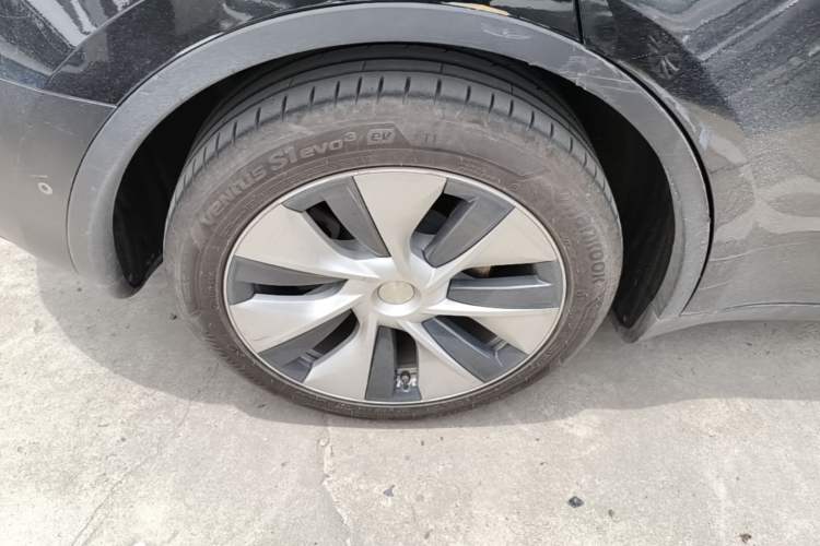 Used Tesla Model Y 2021 Long-Range All-Wheel-Drive Version Right Rear Wheel Hub