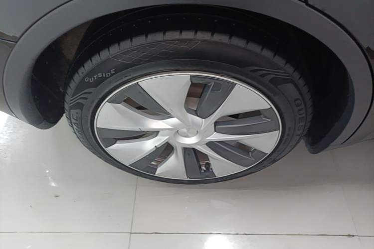 Used Tesla Model Y 2021 Standard Range Rear-Wheel Drive Version Right Rear Wheel Hub
