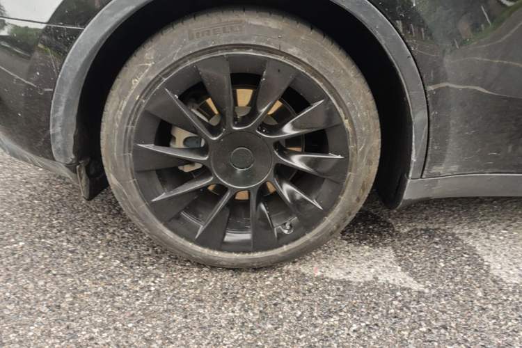 Used Tesla Model Y 2021 Standard Range Rear-Wheel Drive Version Right Rear Wheel Hub