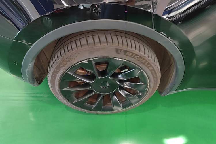 Used Tesla Model Y 2021 Long-Range All-Wheel-Drive Version 3D7 Right Rear Wheel Hub