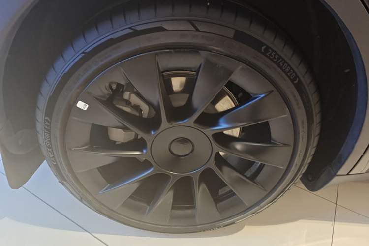 Used Tesla Model Y 2021 Standard Range Rear-Wheel Drive Version Right Rear Wheel Hub