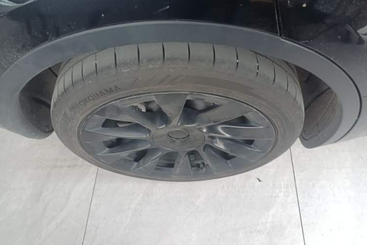 Used Tesla Model Y 2021 Standard Range Rear-Wheel Drive Version Right Rear Wheel Hub