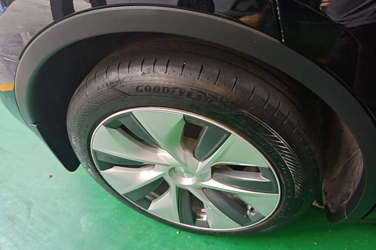 Used Tesla Model Y 2021 Standard Range Rear-Wheel Drive Version Right Rear Wheel Hub