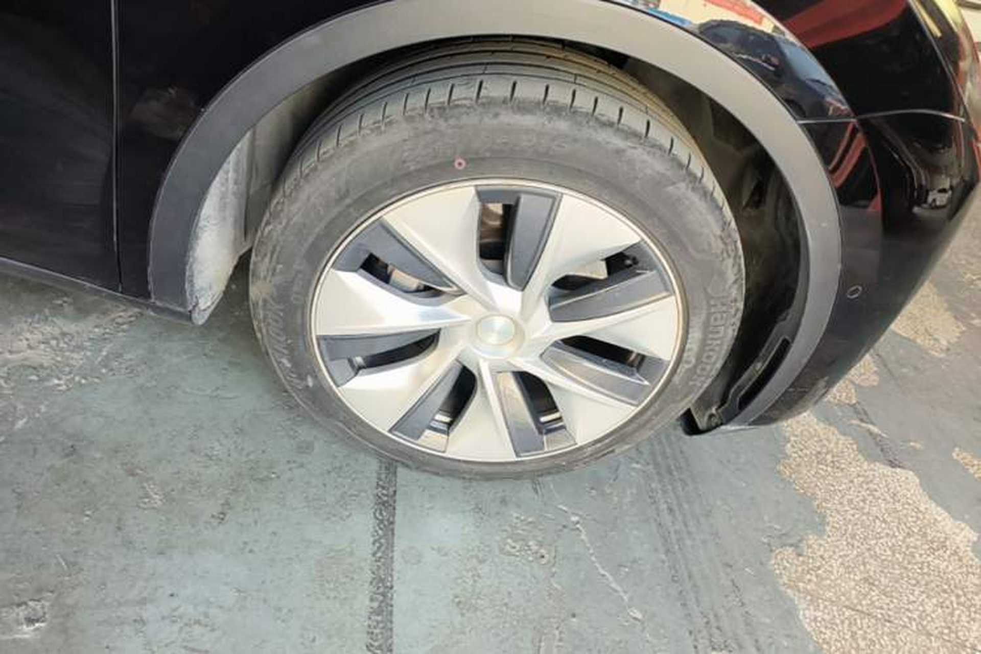 Used Tesla Model Y 2021 Long-Range All-Wheel-Drive Version Right Rear Wheel Hub