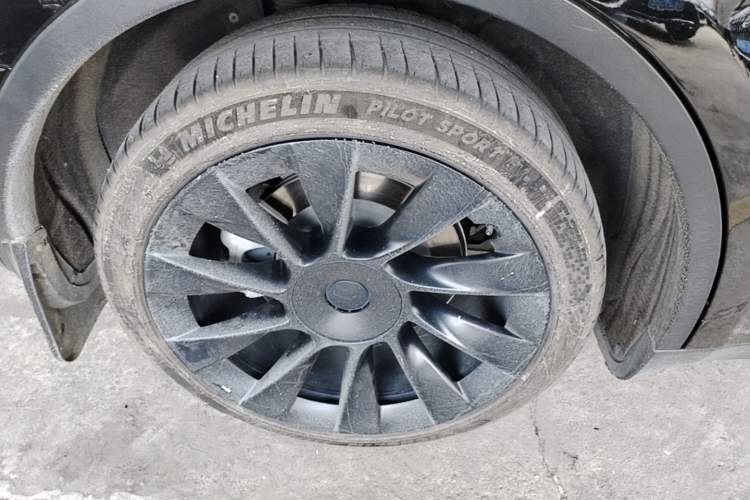 Used Tesla Model Y 2021 Standard Range Rear-Wheel Drive Version Right Rear Wheel Hub