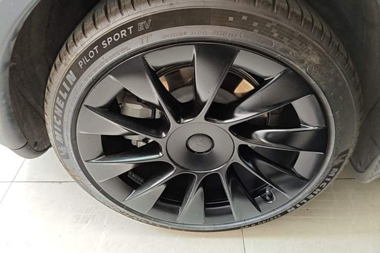 Used Tesla Model Y 2021 Standard Range Rear-Wheel Drive Version Right Rear Wheel Hub
