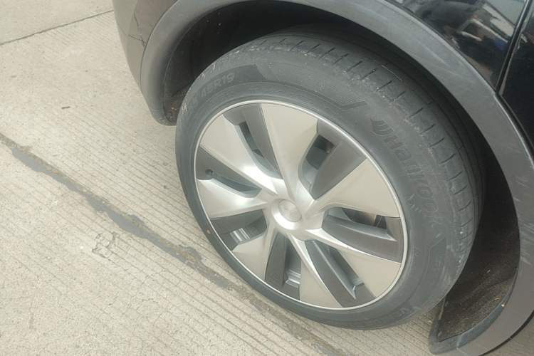 Used Tesla Model Y 2021 Standard Range Rear-Wheel Drive Version Right Rear Wheel Hub