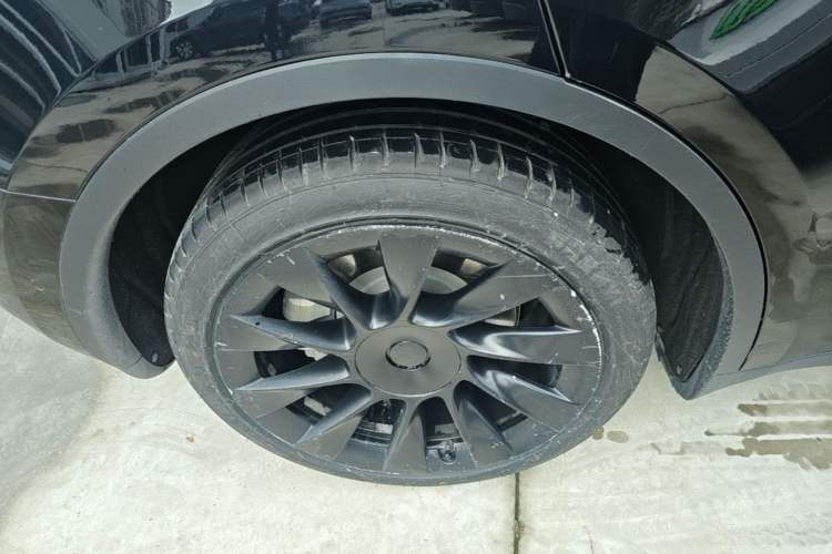 Used Tesla Model Y 2021 Long-Range All-Wheel-Drive Version 3D7 Right Rear Wheel Hub