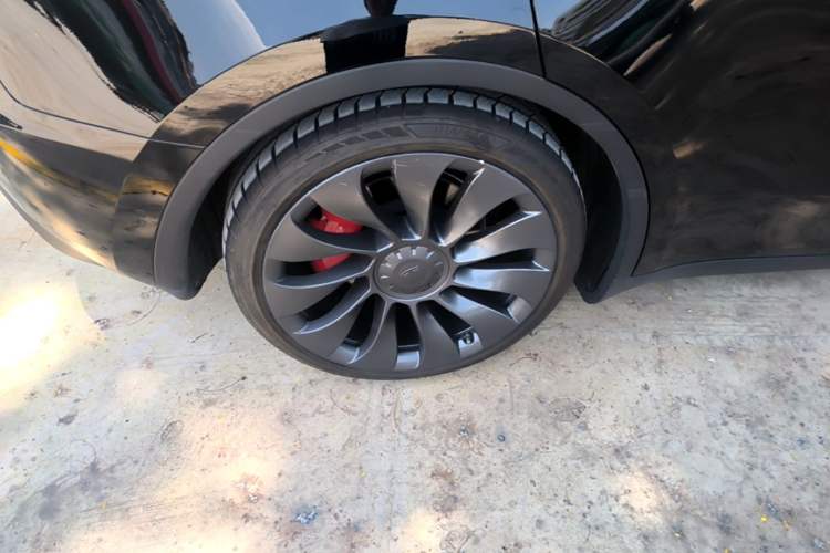 Used Tesla Model Y 2021 Performance High-Performance All-Wheel-Drive Version Right Rear Wheel Hub