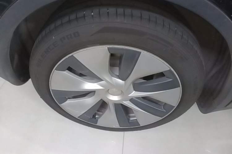 Used Tesla Model Y 2021 Standard Range Rear-Wheel Drive Version Right Rear Wheel Hub