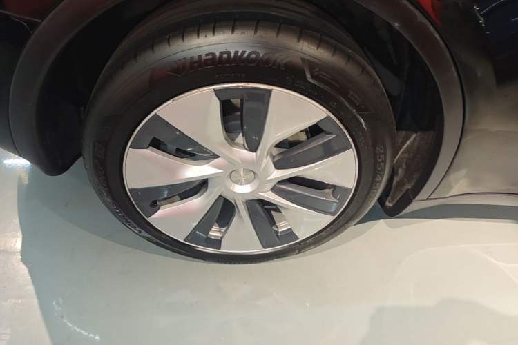 Used Tesla Model Y 2021 Long-Range All-Wheel-Drive Version Right Rear Wheel Hub