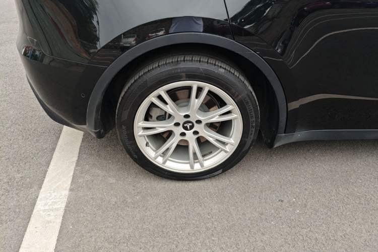 Used Tesla Model Y 2021 Standard Range Rear-Wheel Drive Version Right Rear Wheel Hub