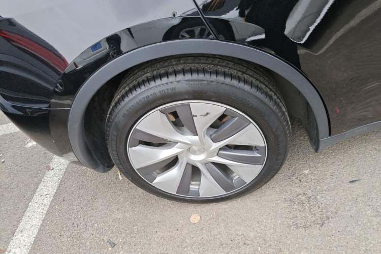 Used Tesla Model Y 2021 Standard Range Rear-Wheel Drive Version Right Rear Wheel Hub