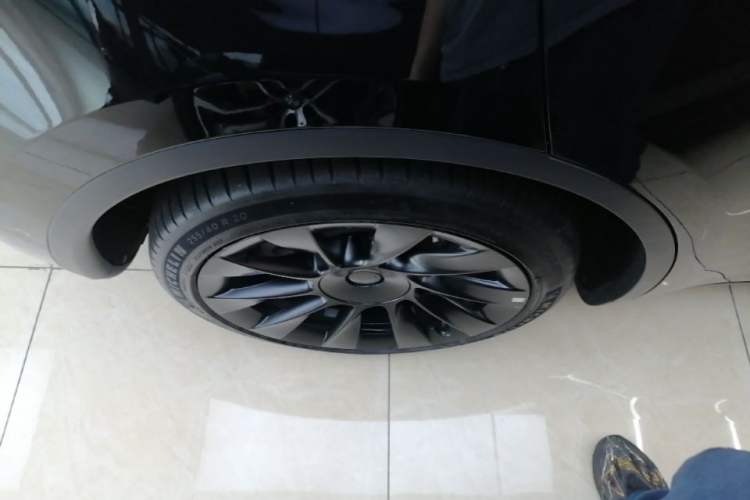 Used Tesla Model Y 2021 Long-Range All-Wheel-Drive Version 3D7 Right Rear Wheel Hub