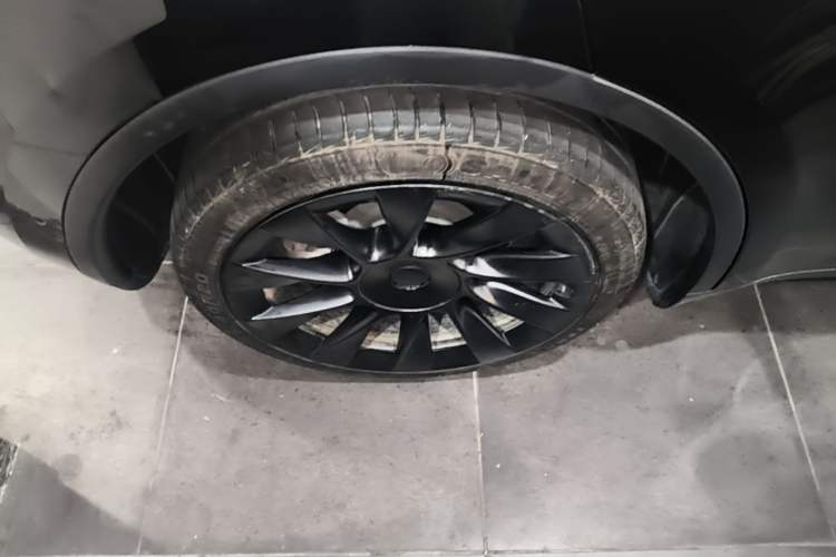 Used Tesla Model Y 2021 Standard Range Rear-Wheel Drive Version Right Rear Wheel Hub