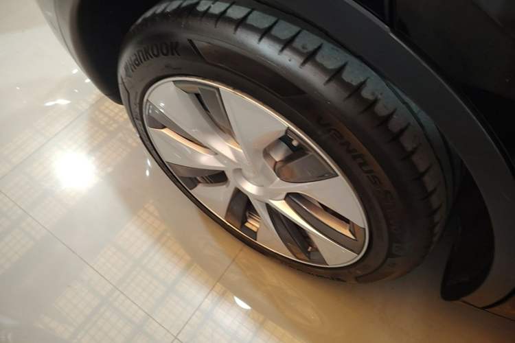 Used Tesla Model Y 2021 Standard Range Rear-Wheel Drive Version Right Rear Wheel Hub