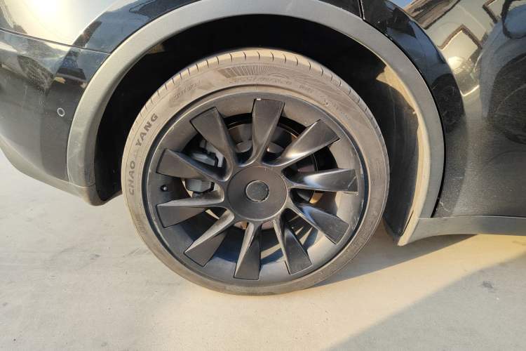 Used Tesla Model Y 2021 Long-Range All-Wheel-Drive Version Right Rear Wheel Hub