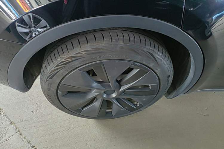 Used Tesla Model Y 2021 Standard Range Rear-Wheel Drive Version Right Rear Wheel Hub