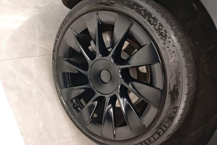 Used Tesla Model Y 2021 Standard Range Rear-Wheel Drive Version Right Rear Wheel Hub