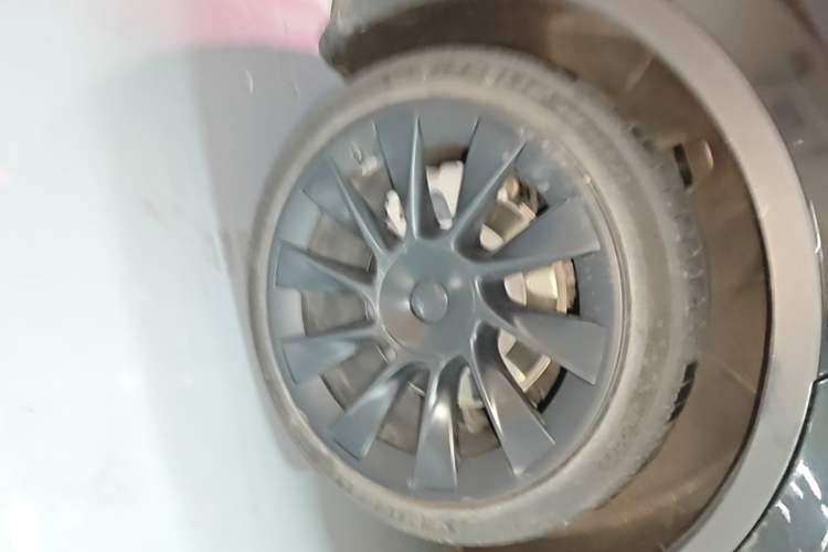 Used Tesla Model Y 2021 Standard Range Rear-Wheel Drive Version Right Rear Wheel Hub