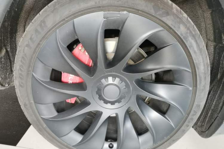 Used Tesla Model Y 2021 Standard Range Rear-Wheel Drive Version Right Rear Wheel Hub