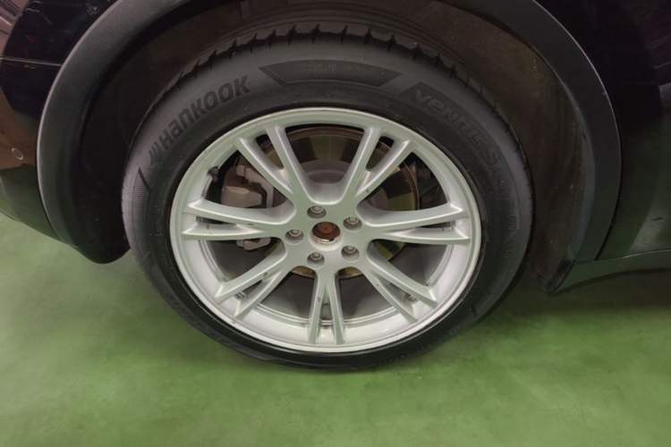 Used Tesla Model Y 2021 Long-Range All-Wheel-Drive Version Right Rear Wheel Hub