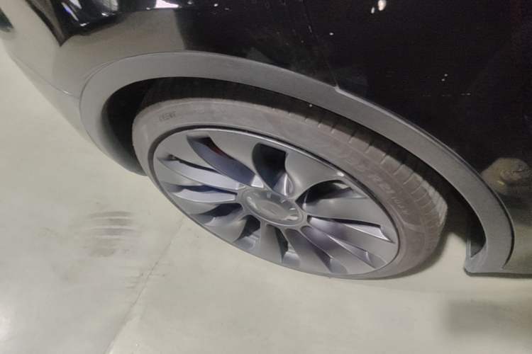 Used Tesla Model Y 2021 Performance High-Performance All-Wheel-Drive Version Right Rear Wheel Hub