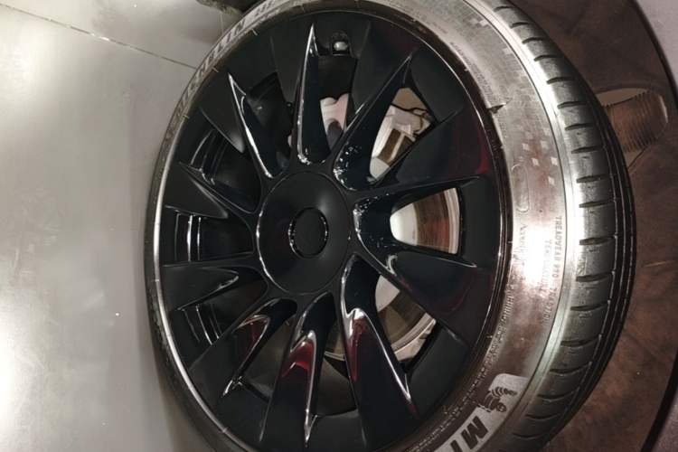 Used Tesla Model Y 2021 Standard Range Rear-Wheel Drive Version Right Rear Wheel Hub