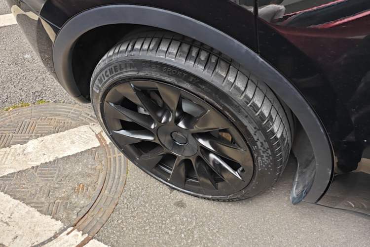 Used Tesla Model Y 2021 Standard Range Rear-Wheel Drive Version Right Rear Wheel Hub