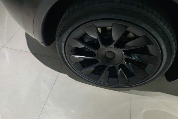 Used Tesla Model Y 2021 Standard Range Rear-Wheel Drive Version Right Rear Wheel Hub