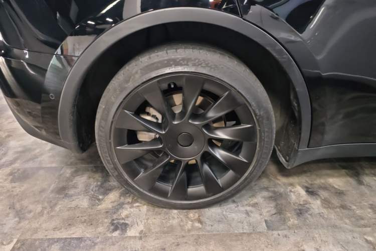 Used Tesla Model Y 2021 Long-Range All-Wheel-Drive Version 3D7 Right Rear Wheel Hub