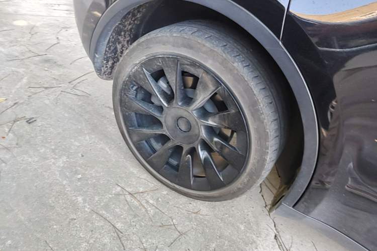 Used Tesla Model Y 2021 Standard Range Rear-Wheel Drive Version Right Rear Wheel Hub