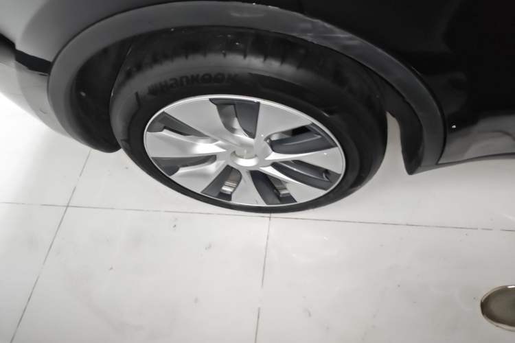 Used Tesla Model Y 2021 Long-Range All-Wheel-Drive Version Right Rear Wheel Hub