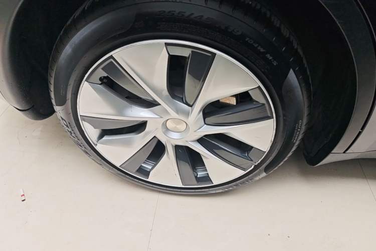 Used Tesla Model Y 2021 Standard Range Rear-Wheel Drive Version Right Rear Wheel Hub