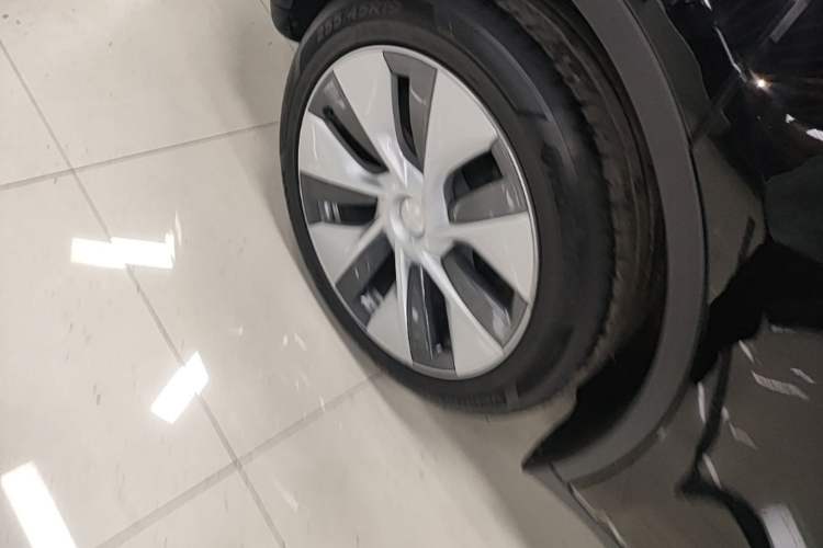 Used Tesla Model Y 2021 Standard Range Rear-Wheel Drive Version Right Rear Wheel Hub