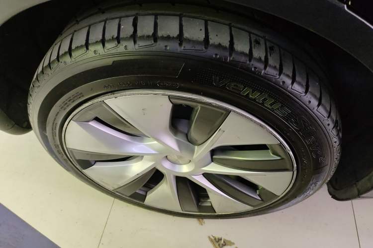 Used Tesla Model Y 2021 Standard Range Rear-Wheel Drive Version Right Rear Wheel Hub