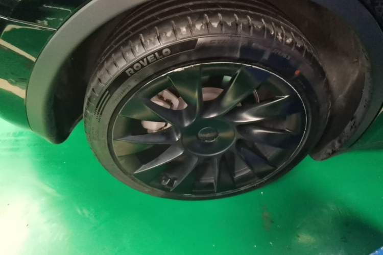 Used Tesla Model Y 2021 Standard Range Rear-Wheel Drive Version Right Rear Wheel Hub
