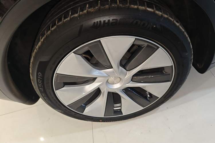 Used Tesla Model Y 2021 Long-Range All-Wheel-Drive Version 3D7 Right Rear Wheel Hub