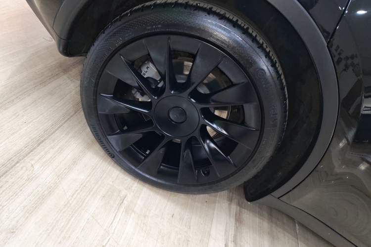 Used Tesla Model Y 2021 Long-Range All-Wheel-Drive Version 3D7 Right Rear Wheel Hub