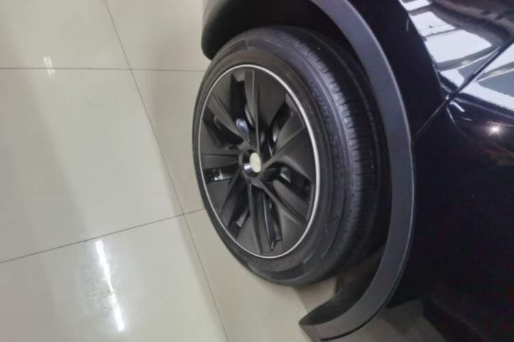 Used Tesla Model Y 2021 Long-Range All-Wheel-Drive Version Right Rear Wheel Hub