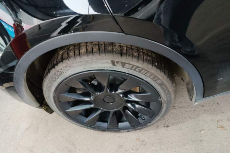 Used Tesla Model Y 2021 Long-Range All-Wheel-Drive Version 3D7 Right Rear Wheel Hub