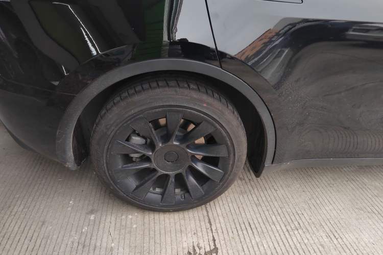 Used Tesla Model Y 2021 Standard Range Rear-Wheel Drive Version Right Rear Wheel Hub