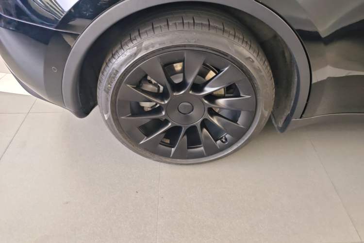 Used Tesla Model Y 2021 Standard Range Rear-Wheel Drive Version Right Rear Wheel Hub