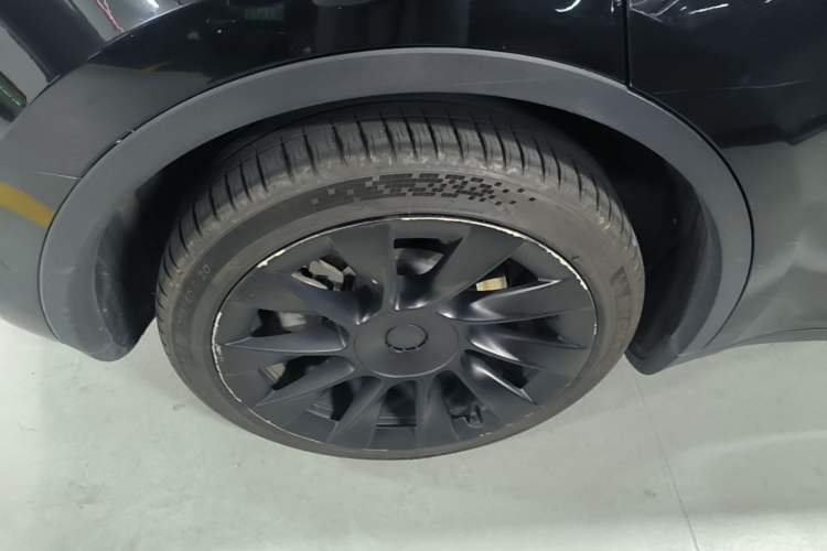 Used Tesla Model Y 2021 Long-Range All-Wheel-Drive Version 3D7 Right Rear Wheel Hub