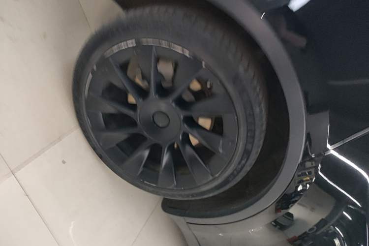Used Tesla Model Y 2021 Standard Range Rear-Wheel Drive Version Right Rear Wheel Hub